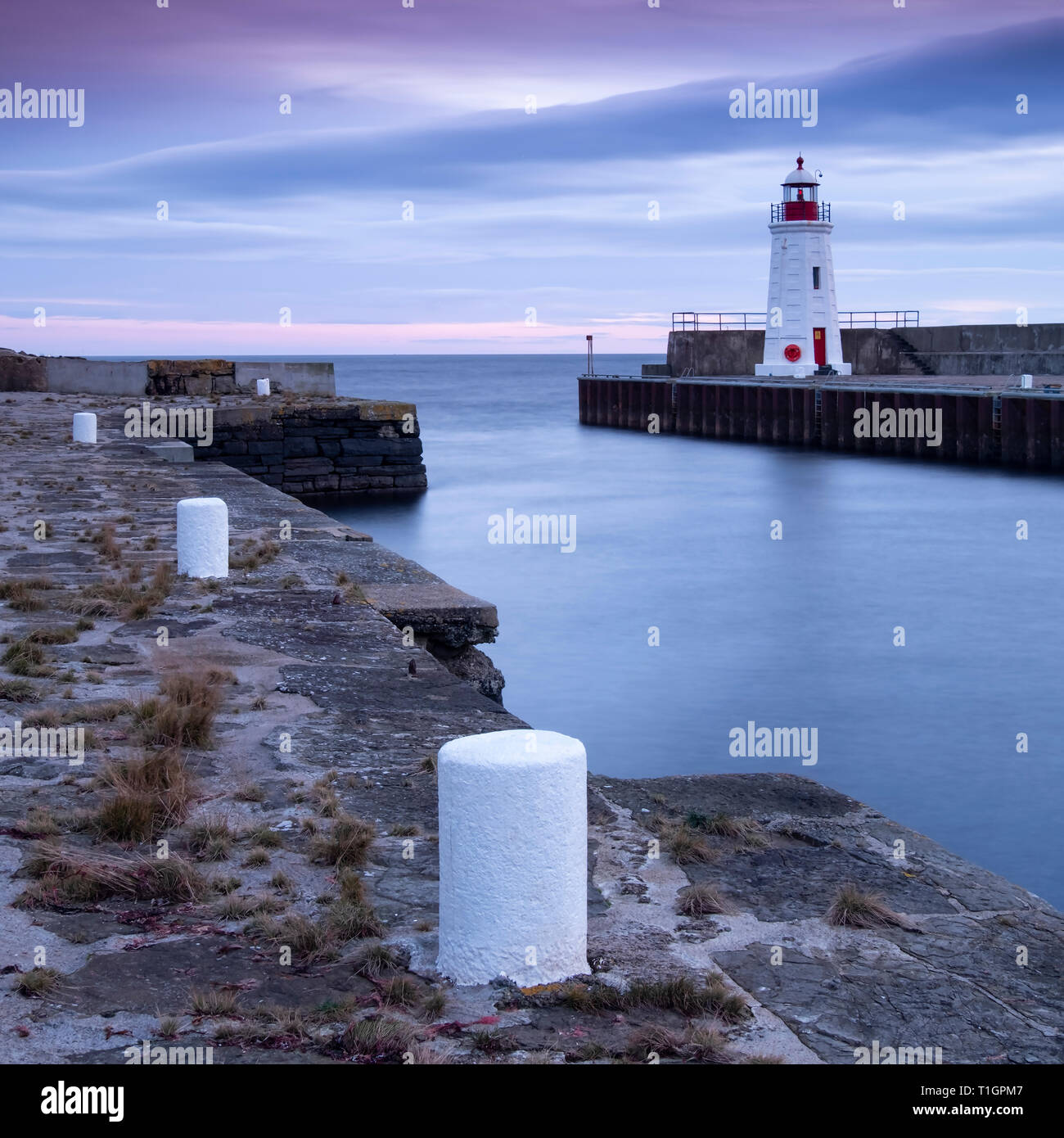 Lybster Leuchtturm und Kai bei Sonnenuntergang, Lybster Hafen, Caithness, Schottland, UK Stockfoto