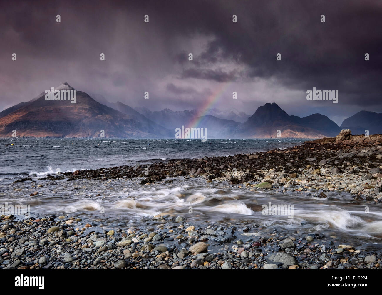 Elgol Rainbow, Black Cuillin Hills und Loch Scavaig von Elgol, Isle of Skye, Innere Hebriden, Schottland, Großbritannien Stockfoto