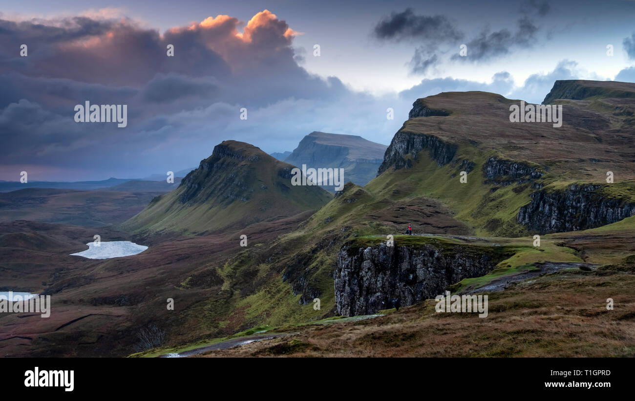 Ein Fotograf allein in der Landschaft Schießen des Quiraing, trotternish Halbinsel, Isle of Skye, Innere Hebriden, Schottland, UK MODEL RELEASED Stockfoto