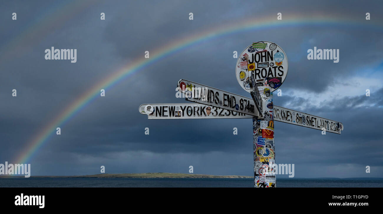 Regenbogen über dem John O Groats Wegweiser, Caithness, Highlands, Schottland, UK Stockfoto