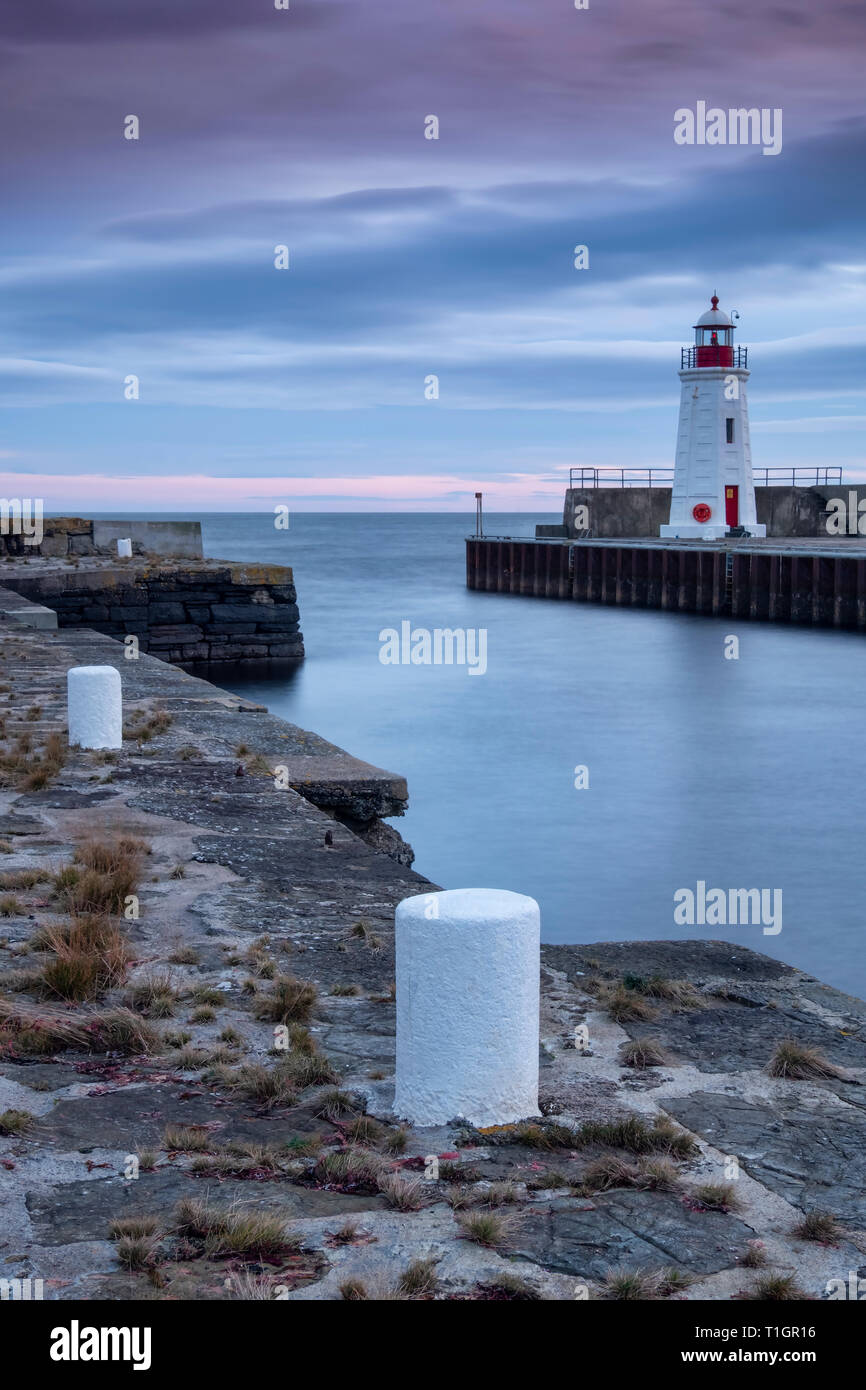 Lybster Leuchtturm und Kai bei Sonnenuntergang, Lybster Hafen, Caithness, Schottland, UK Stockfoto