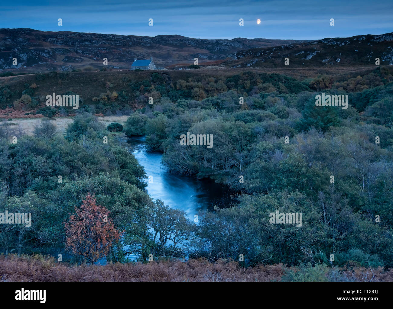 Mondaufgang über schottische Bothy & Fluss Borgie, in der Nähe der Torrisdale, Sutherland, Scottish Highlands, Schottland, UK Stockfoto