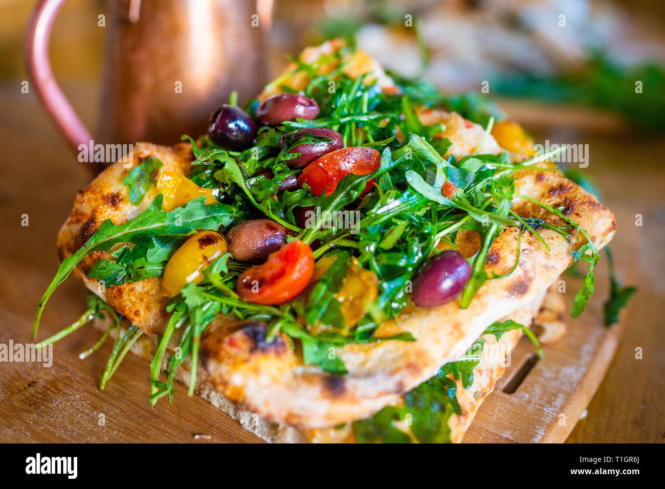 Authentische italienische römischen Stil vegane pizza Slices auf einer Holzplatte in einer Pizzeria Trattoria Restaurant. Italienisch essen. Selektiver Fokus Stockfoto
