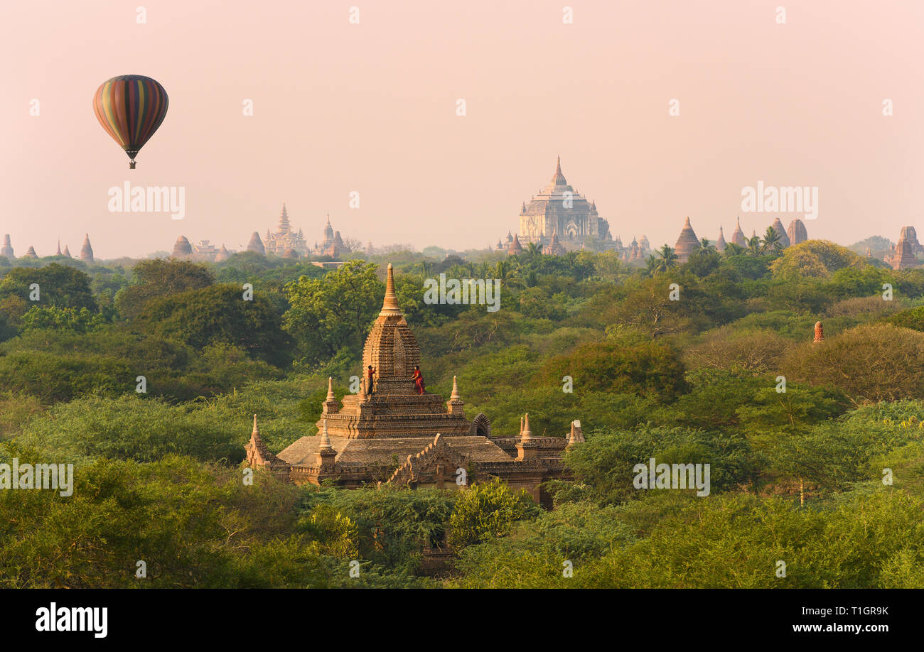 Ein unbekannter Burmesischen Paar, tragen eine traditionelle Longyi, nehmen Fotos und selfies vom Dach eines der vielen Tempel in Bagan. Stockfoto