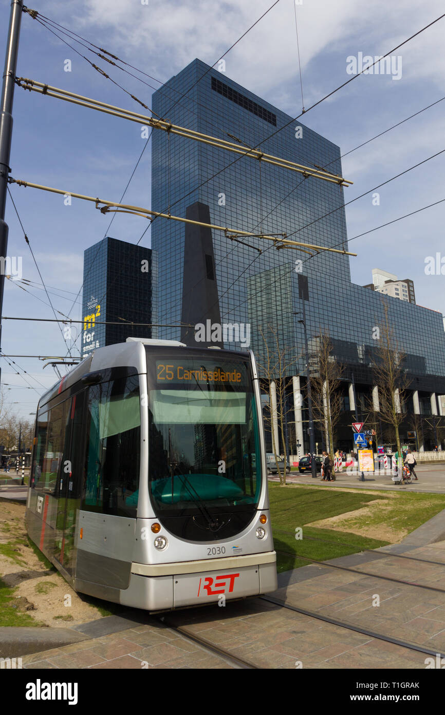 Rotterdam, Niederlande - 7 April 2018: Moderne Architektur des Stadtzentrums von Rotterdam mit RET Straßenbahn- und modernen Hochhäusern Stockfoto
