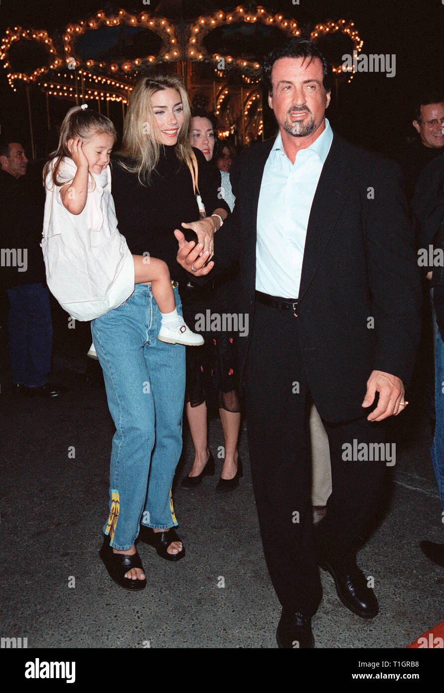 Los Angeles Ca September 24 1999 Schauspieler Sylvester Stallone Frau Jennifer Flavin 3 Jahre Alte Tochter Sophia Rose Bei Der Eroffnung Der Cirque Du Soleil S Neue Show Dralion In Santa