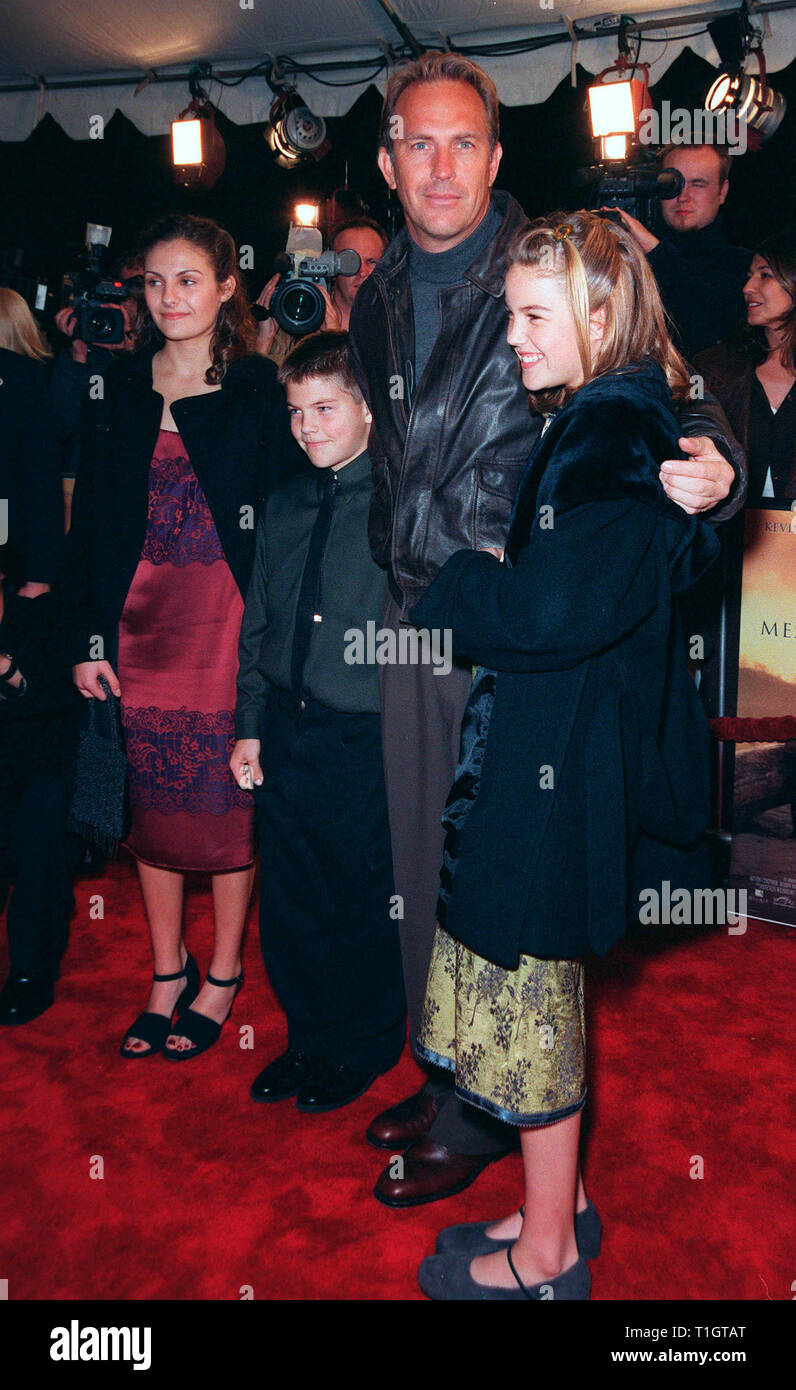 LOS ANGELES, Ca - Februar 8, 1999: Schauspieler Kevin Costner & Kinder bei der Weltpremiere seines neuen Films 'Message In A Bottle', in dem er Sterne mit Robin Wright Penn & Paul Newman. © Paul Smith/Featureflash Stockfoto