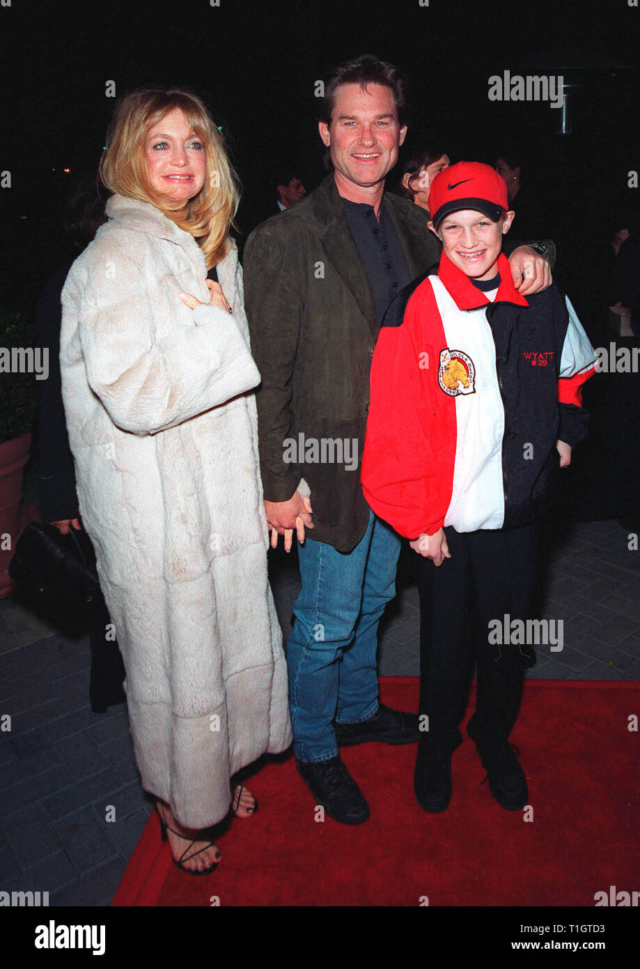 LOS ANGELES, Ca - 10. Februar 1999: Schauspielerin Goldie Hawn & Schauspieler Freund Kurt Russell & Sohn Wyatt bei der Premiere von '200 Zigaretten", die Sterne ihre Tochter Kate Hudson. © Paul Smith/Featureflash Stockfoto