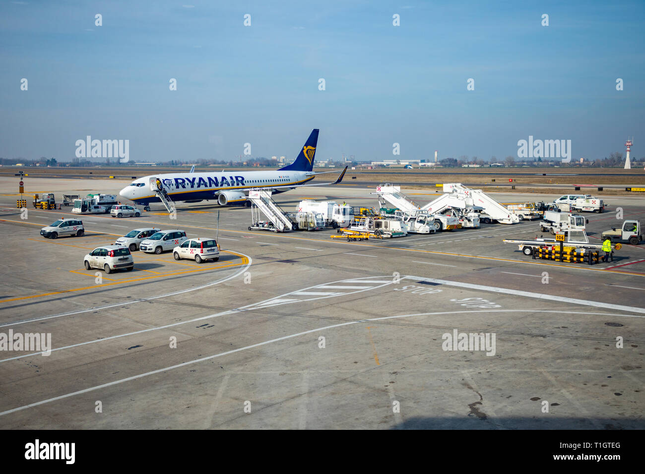 Bologna, Italien - 10.02.2019: Flughafen Aussicht mit Flugzeug- und Servicefahrzeuge, Reisen und Industrie Konzepte Stockfoto