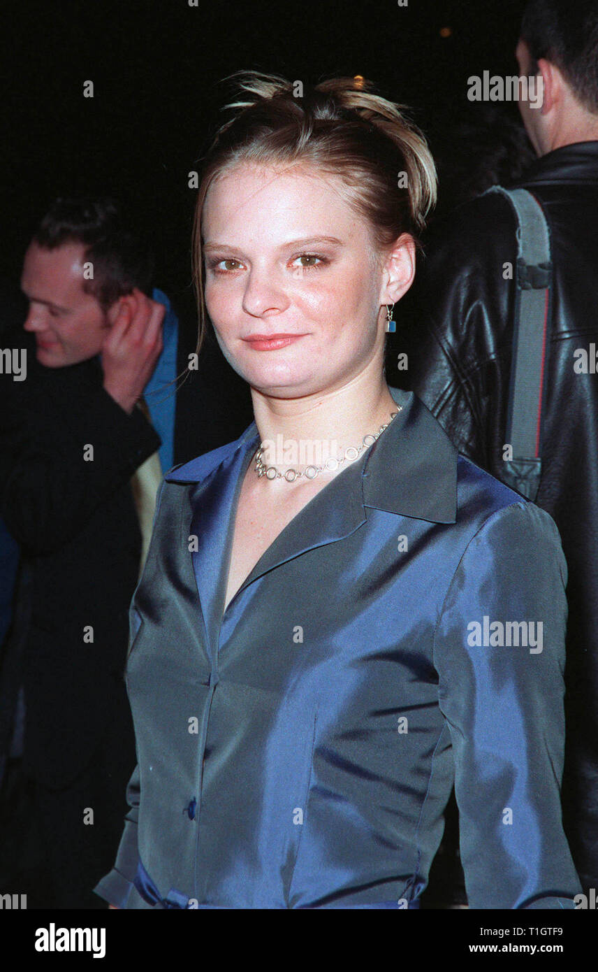 LOS ANGELES, Ca - 10. Februar 1999: Schauspielerin Martha Plimpton bei der Premiere ihres neuen Films "200 Zigaretten" eine Komödie in New York auf Silvester 1981. © Paul Smith/Featureflash Stockfoto