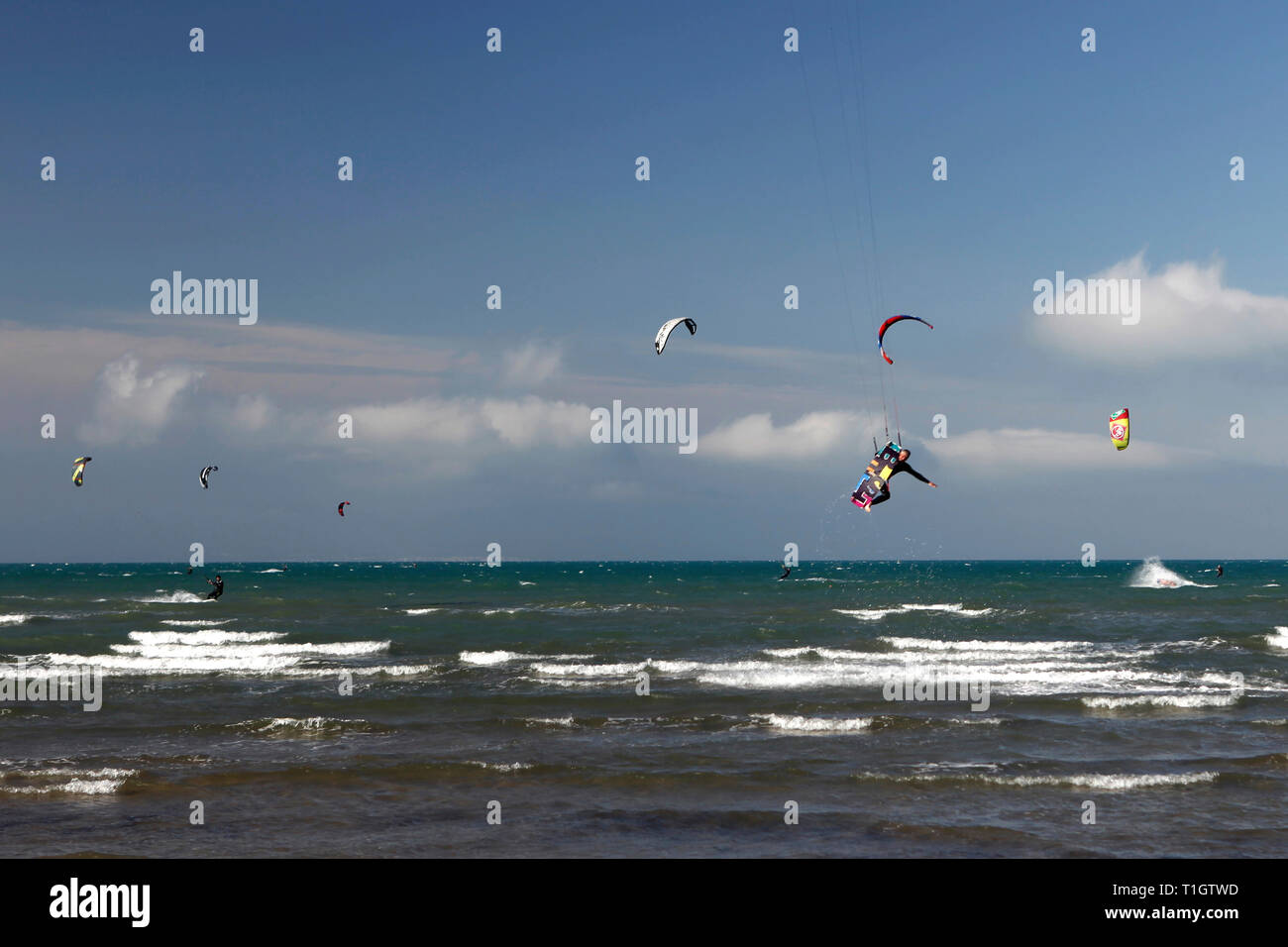 Kitesurfen in Riumar, Delta de l'Ebre, Tarragona, Katalonien, Spanien Stockfoto