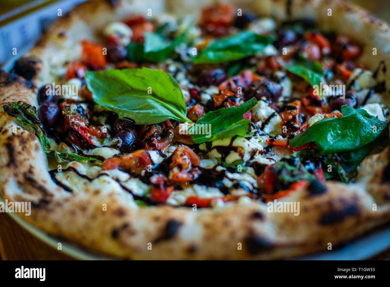 Holzofen Pizza. Authentische italienische neapolitanischen Stil Holzofen Pizza auf der Tabelle in einer Pizzeria Trattoria Restaurant Stockfoto