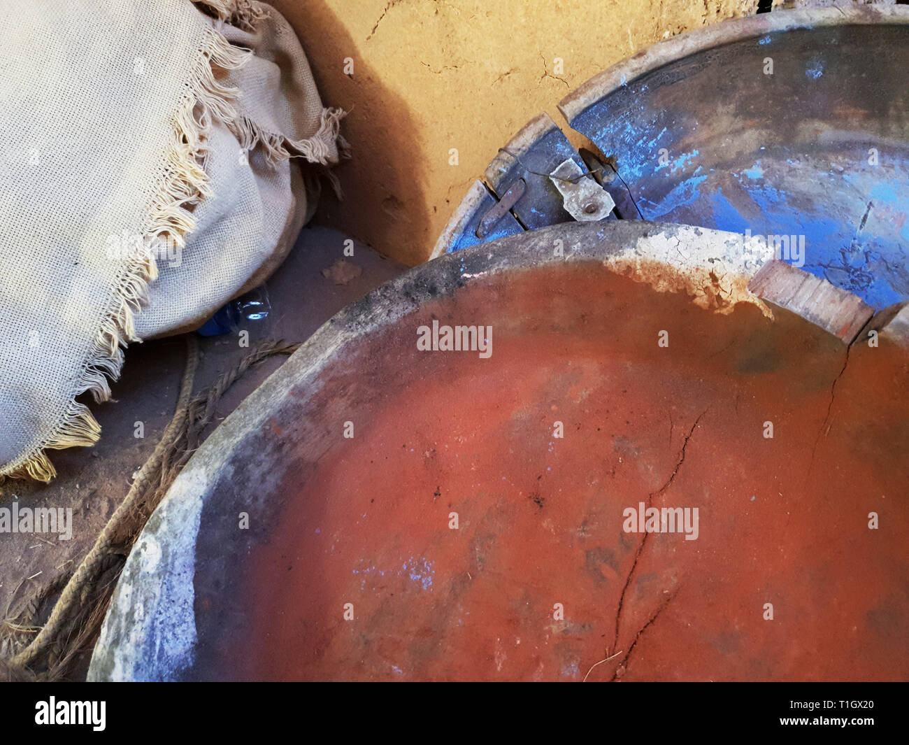 Holz- runde Gerichte mit Farbe von Rot und Blau auf Gelb. Stockfoto