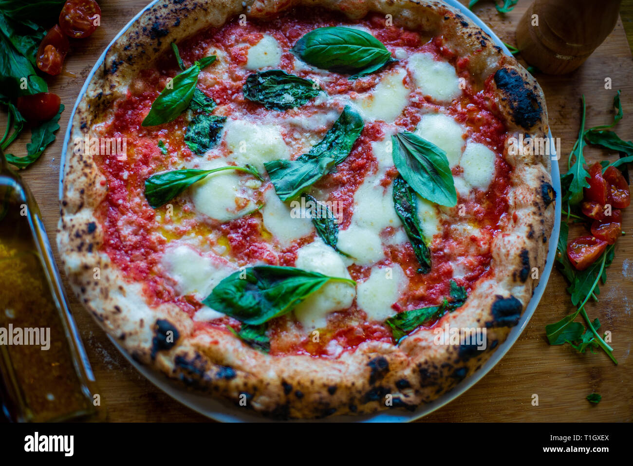 Holzofen Pizza. Ein traditionelles authentische neapolitanische Stil Holzofen Pizza auf der Tabelle in einer Pizzeria Trattoria Restaurant Stockfoto