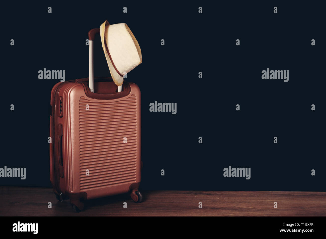 Sommer Urlaub Travel Concept Koffer oder Gepäck Tasche mit Hut Stockfoto