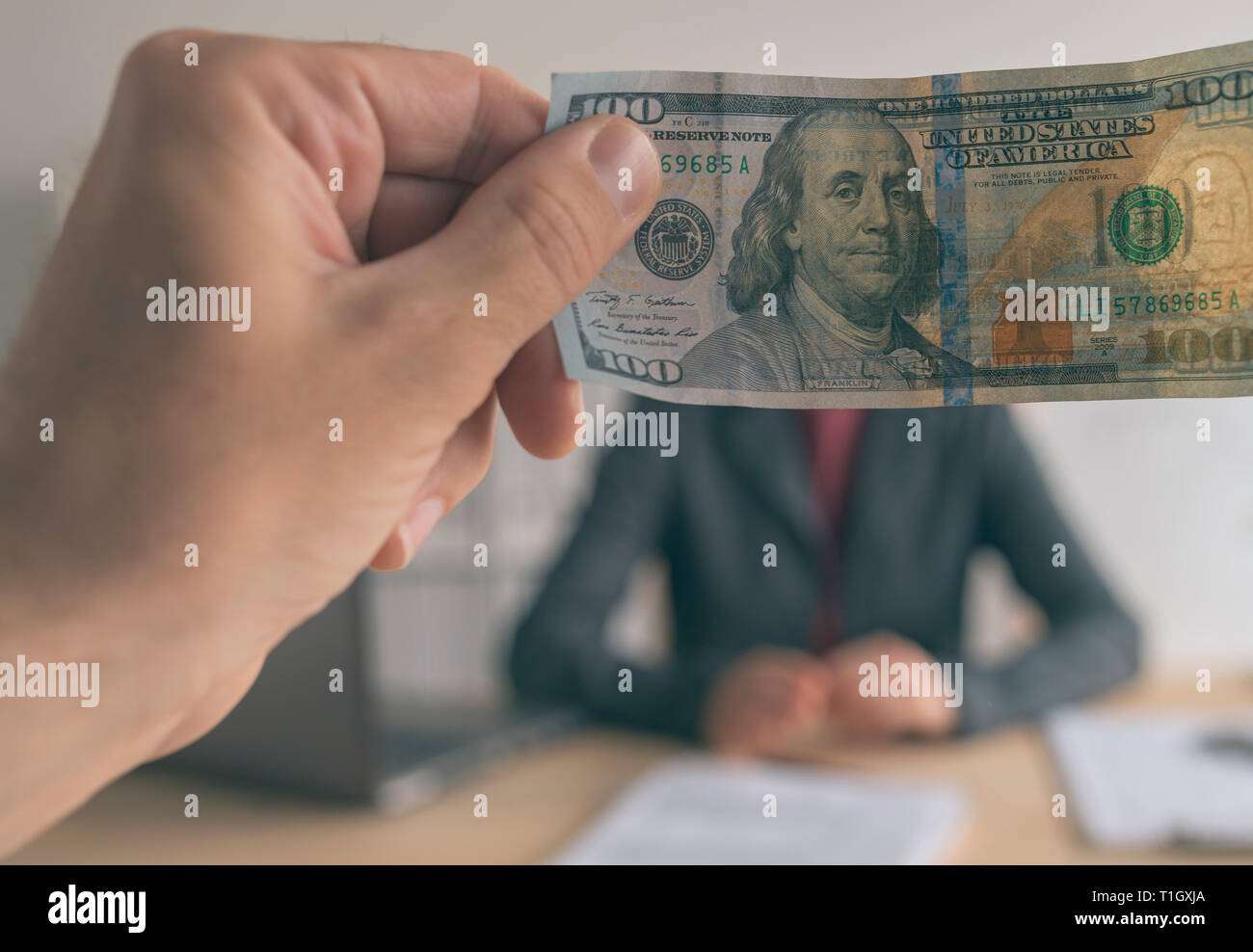 Business Schmiergeld und Korruption, Mann mit Bargeld in US-Dollar Papier Währung zu weiblichen Geschäft Person Stockfoto