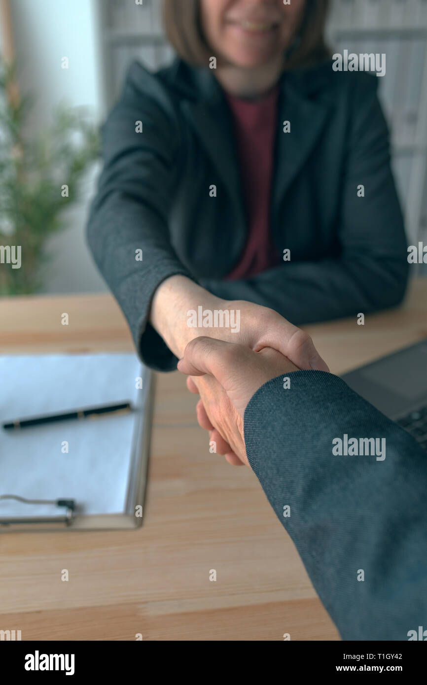 Kaufmann und Kauffrau Handshake, zwei Geschäftsleute die Hände schütteln und Begrüßung Beginn der Corporate Meeting im Büro Stockfoto