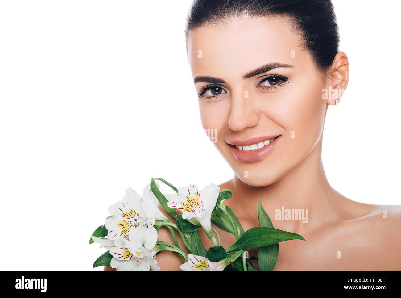 Beauty Portrait der lächelnde Frau mit frischen glänzende Haut. Perfekte Gesicht, natürliche Schönheit Stockfoto