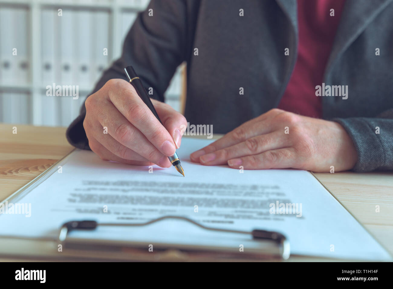 Geschäftsfrau unterzeichnen Vertrag und Business Partnerschaft im Büro Schreibtisch Stockfoto