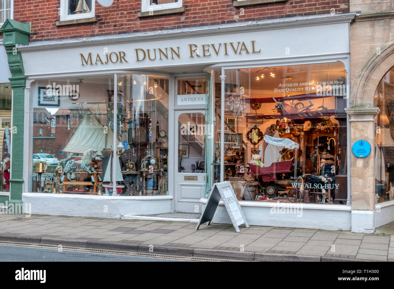Der Shop von Major Dunn Revival mit Antiquitäten und Sammlerstücke in der Church Street, Sheringham. Stockfoto