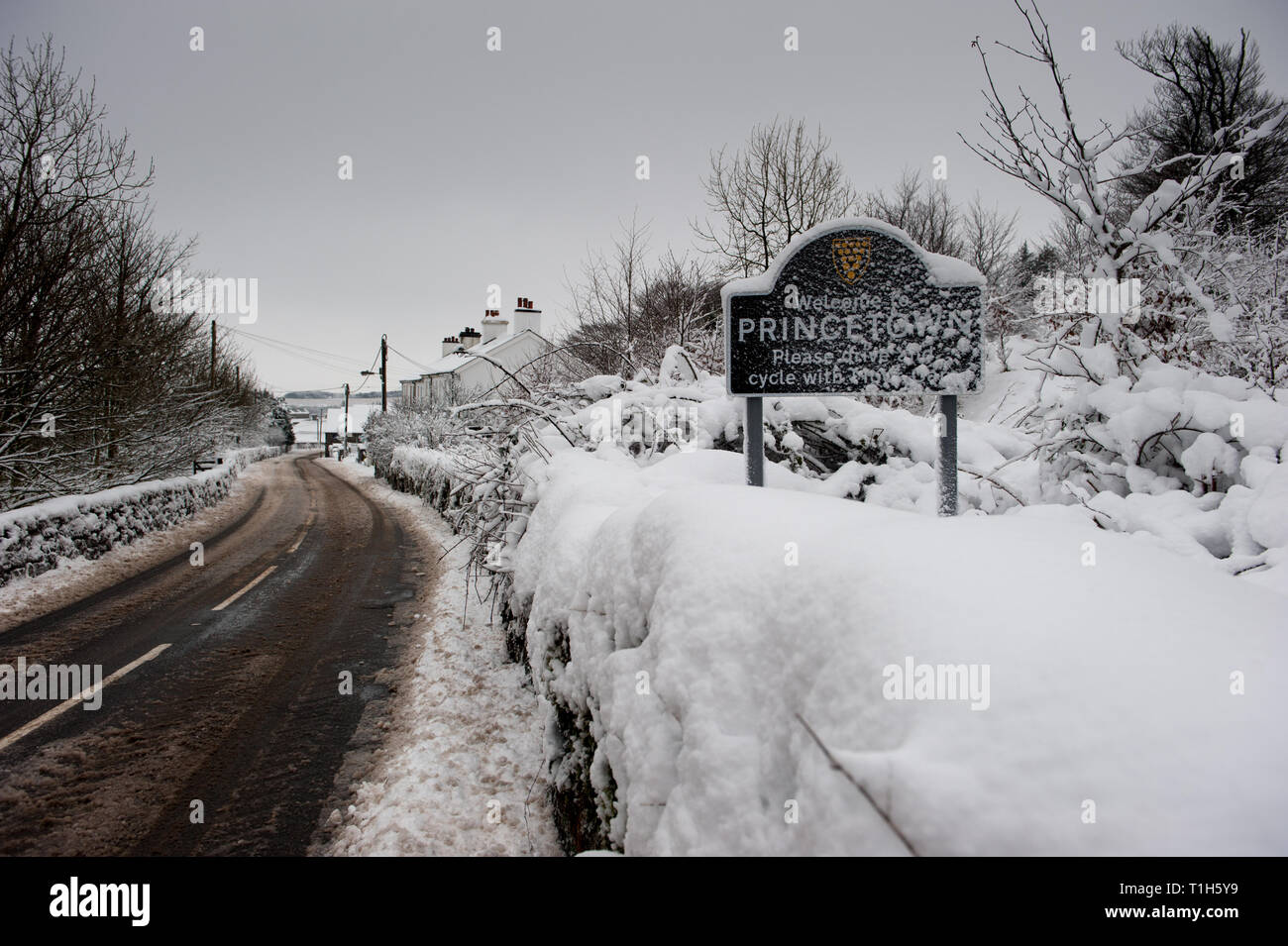 Princetown Ortsschild im Schnee neben Schneematsch fallen weg Stockfoto