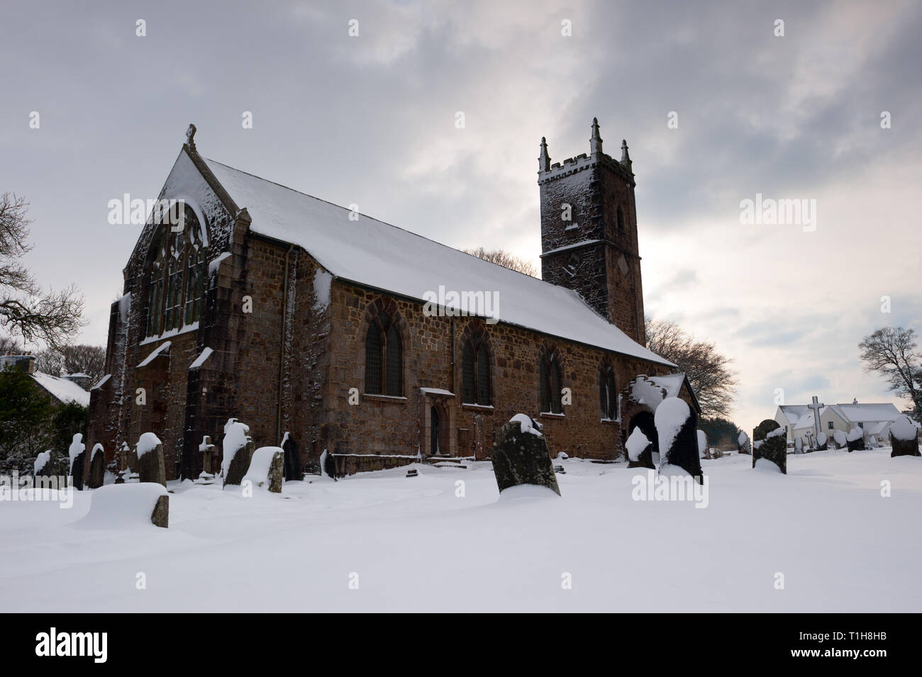 St. Michael und alle Engel Kirche, Princetown, Dartmoor, Devon an einem verschneiten Tag im Winter Stockfoto