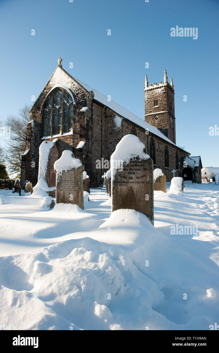 St. Michael und alle Engel Kirche, Princetown, Dartmoor, Devon an einem verschneiten Tag im Winter Stockfoto