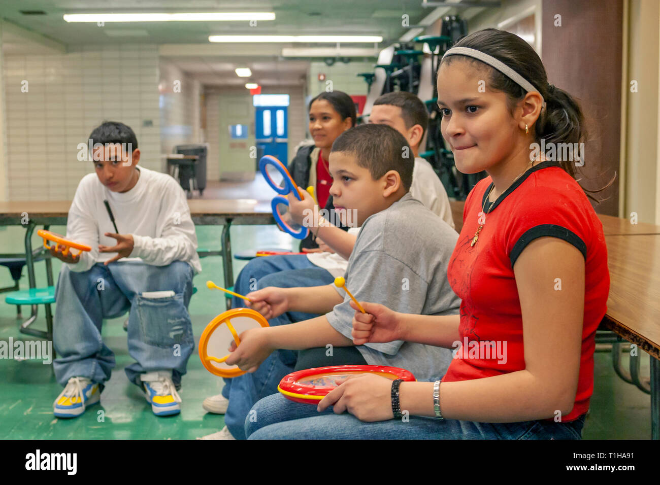 Schule für Kinder in der Gruppe lernen Musikinstrumente mit ihrer Musik Lehrer zu spielen. Stockfoto