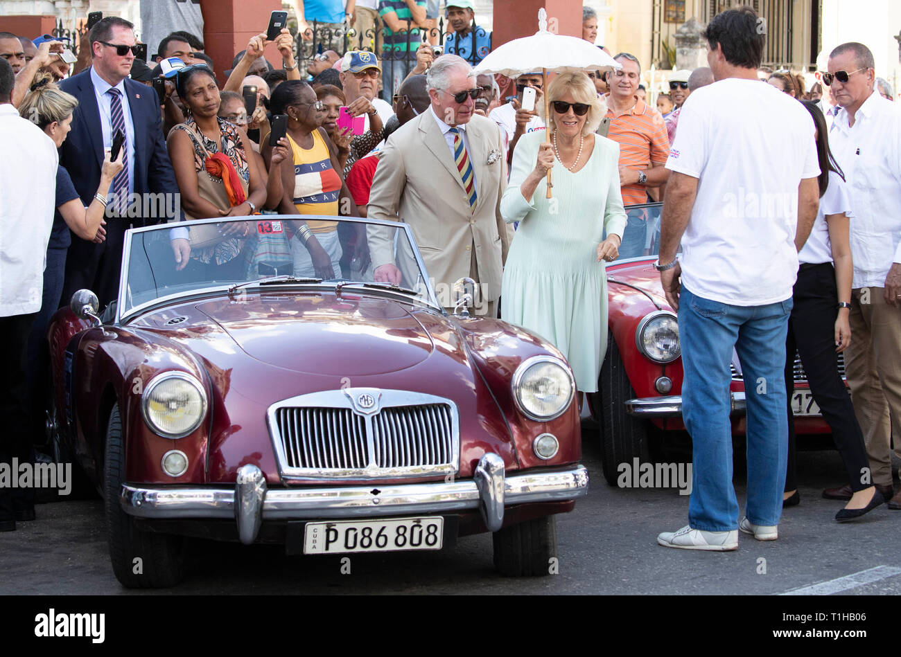 Der Prinz von Wales und die Herzogin von Cornwall an einem British Classic Car Event in John Lennon Square, Havanna, Kuba, als Teil einer historischen Reise, die feiert die kulturellen Bindungen zwischen dem Vereinigten Königreich und den kommunistischen Staat. Stockfoto