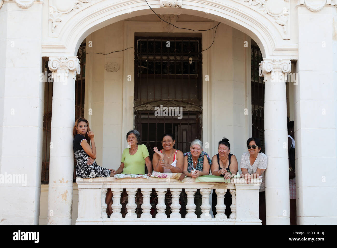 Leute beobachten, die von einem Balkon als Prinz von Wales und die Herzogin von Cornwall ein British Classic Car Event in Havanna, Kuba besuchen, als Teil einer historischen Reise, die feiert die kulturellen Bindungen zwischen dem Vereinigten Königreich und den kommunistischen Staat. Stockfoto