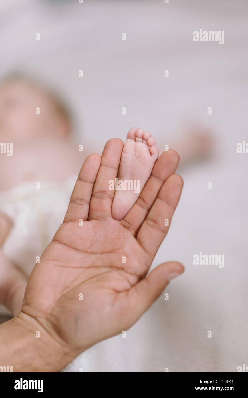 Baby Füße in den Händen der Mutter - niedlichen Neugeborenen in den Händen der Mutter - glückliche Familie Momente Stockfoto