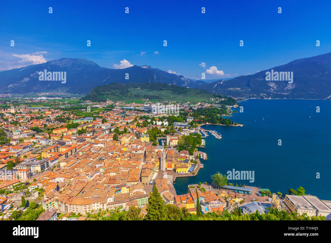 Blick von der Burgruine Il Bastione an der historischen Altstadt und dem Hafen von Riva del Garda, Trient, Italien Stockfoto