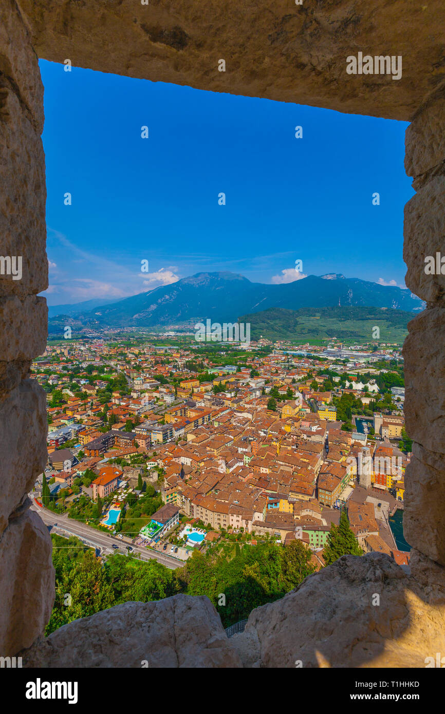 Blick von der Burgruine Il Bastione in der Altstadt von Riva del Garda, Trient, Italien Stockfoto