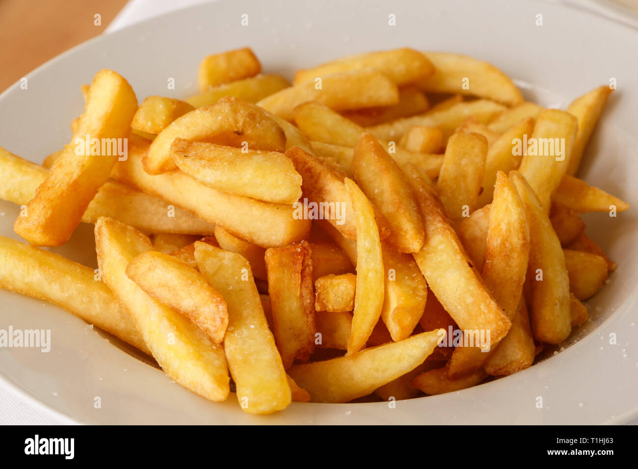 Weißer Teller Pommes frites in einem Restaurant Stockfoto