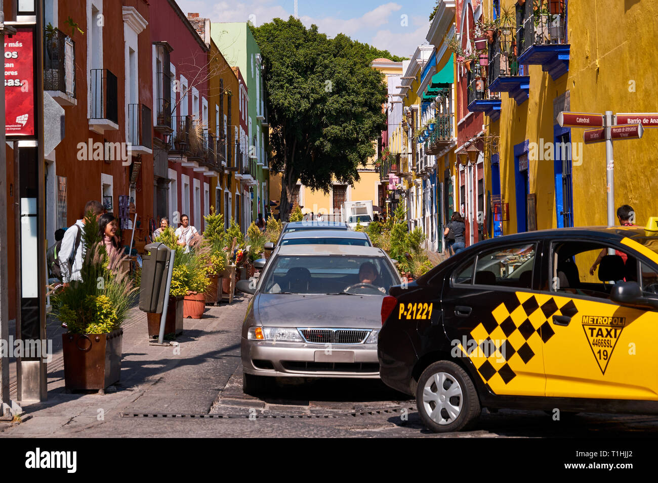 Auto Verkehr in bunten Straße von Gasse der Frösche in der historischen Stadt Puebla, Callejon de Los Sapos, Calle 6 Sur, Puebla de Zaragoza, Mexiko Stockfoto