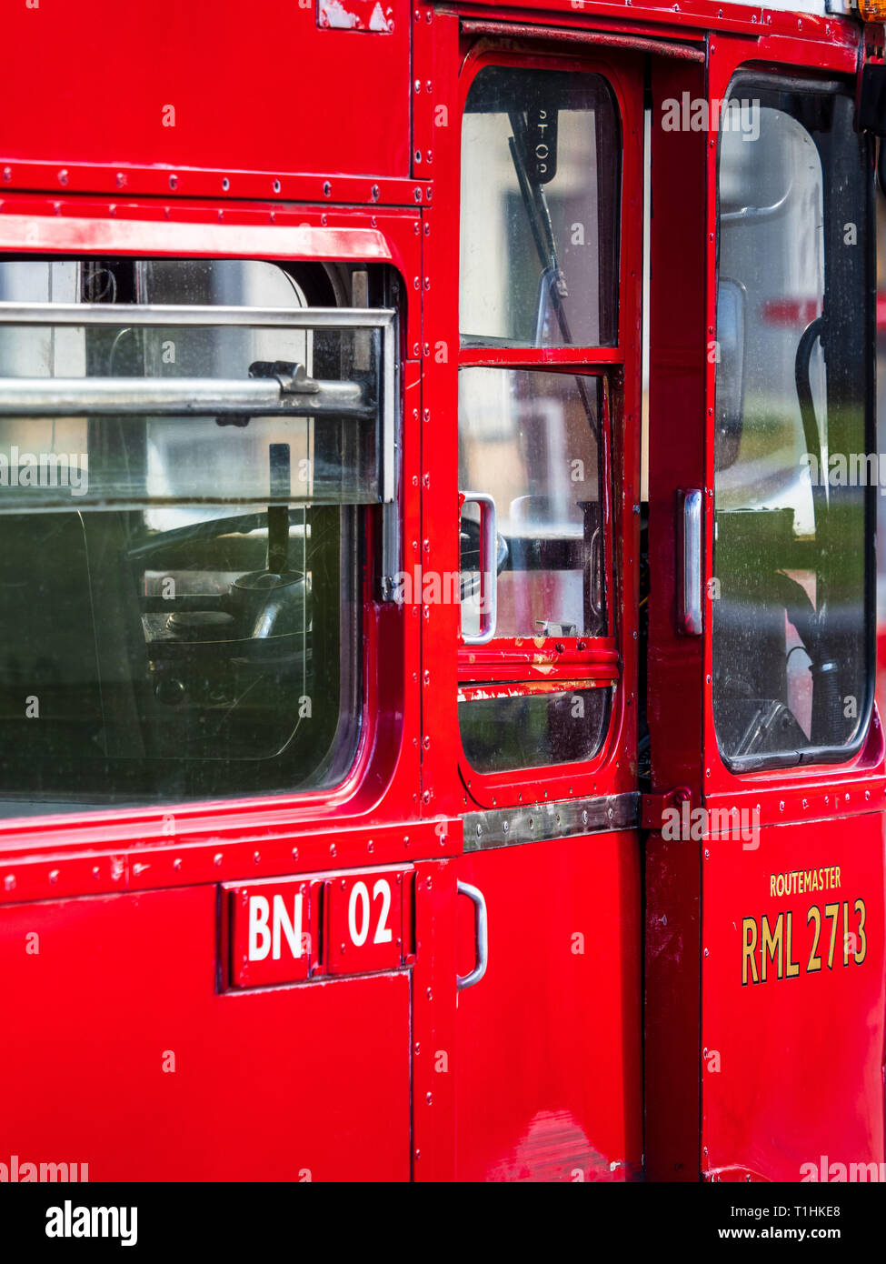 London Classic Routemaster Bus - eine klassische Londoner routemaster Bus für Stadtrundfahrten Ausflüge rund um die Sehenswürdigkeiten von London verwendet. Stockfoto