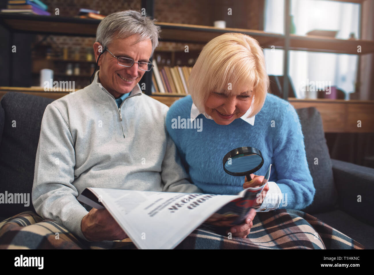 Interessantes Bild der weißhaarige Mann und Frau sitzen auf dem Stockfoto