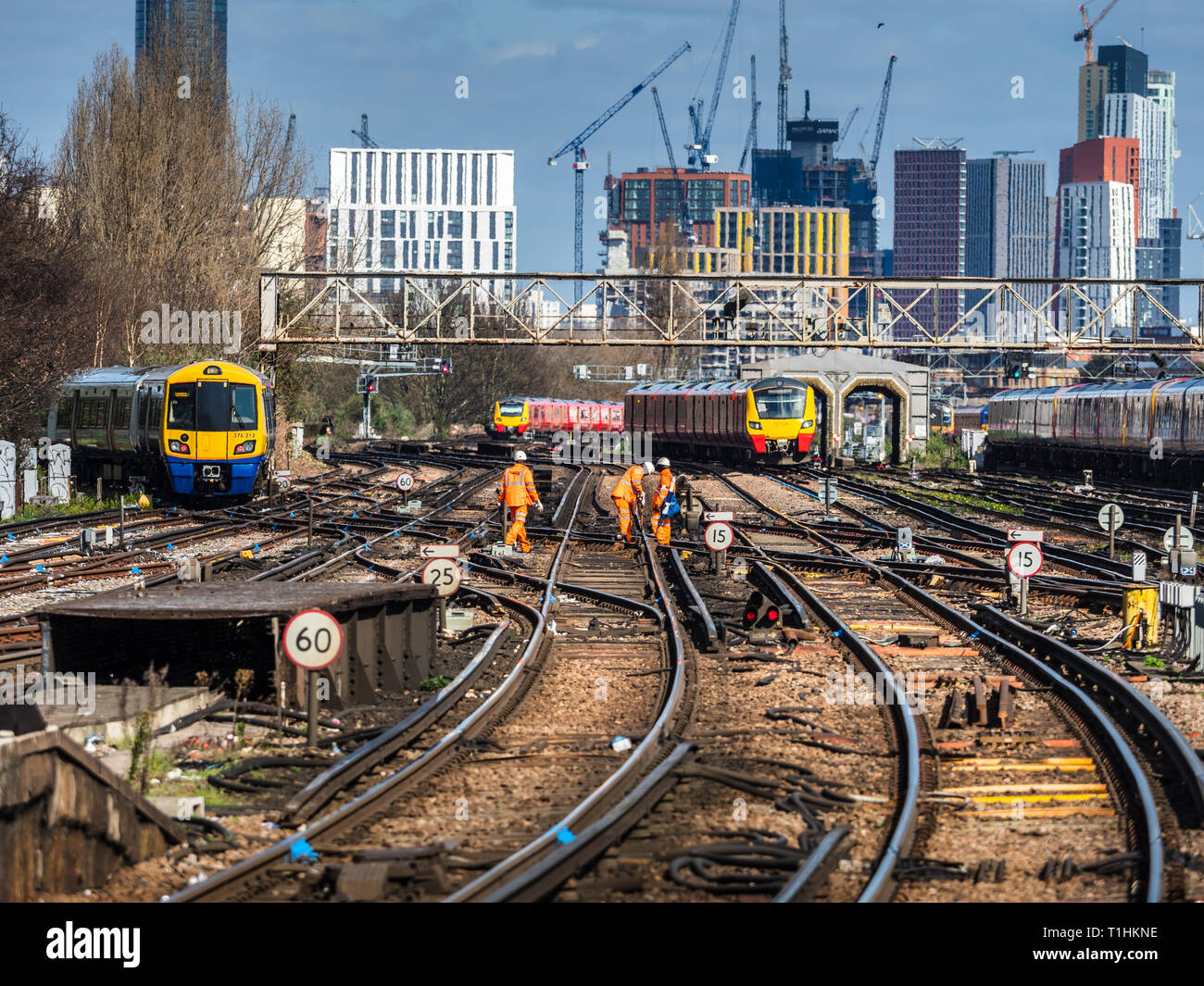 Clapham Junction - Züge durch Clapham Junction nach oder von London - Es ist der belebteste Abschnitt in Europa durch die Anzahl der Züge pro Stunde Stockfoto