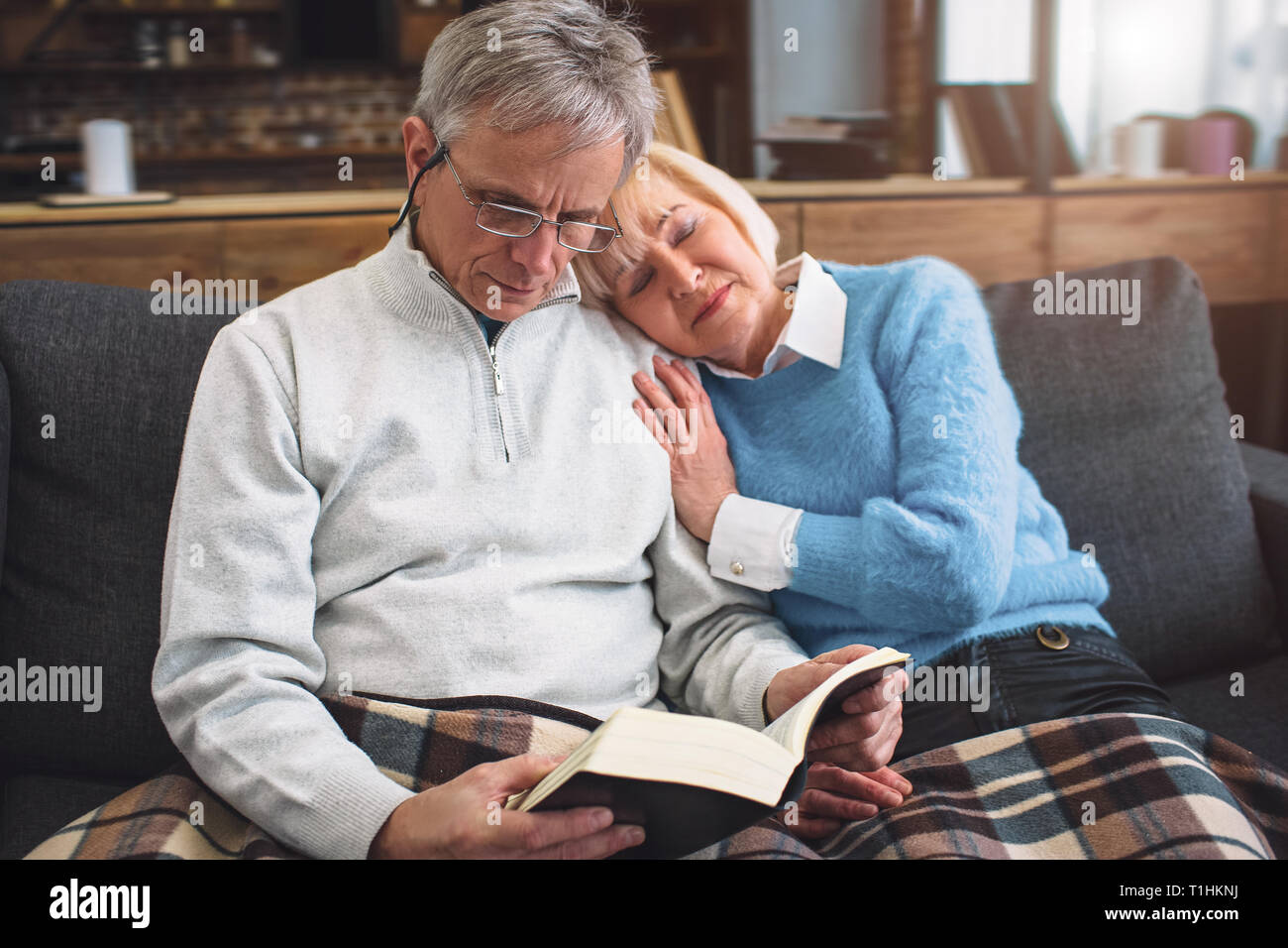 Tolles und nettes Paar sitzen in einem Raum. Der Mensch ist r Stockfoto