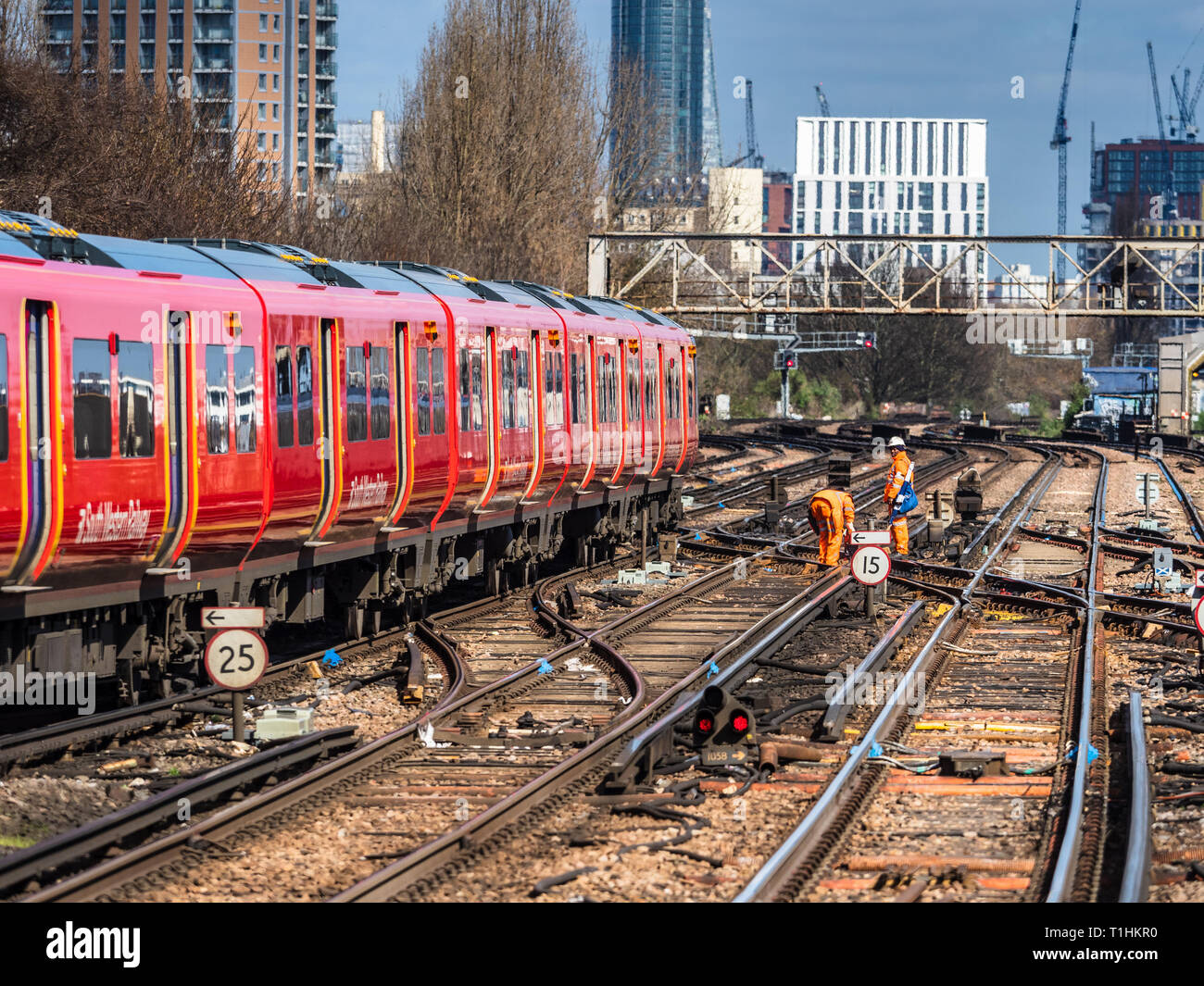 Clapham Junction - Züge durch Clapham Junction nach oder von London - Es ist der belebteste Abschnitt in Europa durch die Anzahl der Züge pro Stunde Stockfoto