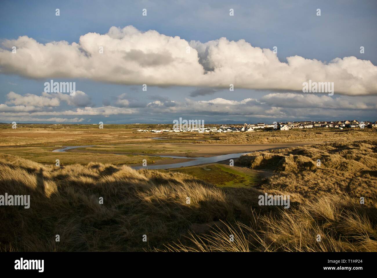 Einen entfernten Blick auf das Dorf Rhosneigr über von den Dünen von trewan Gemeinsame, Rhosneigr, Anglesey, North Wales, UK Stockfoto