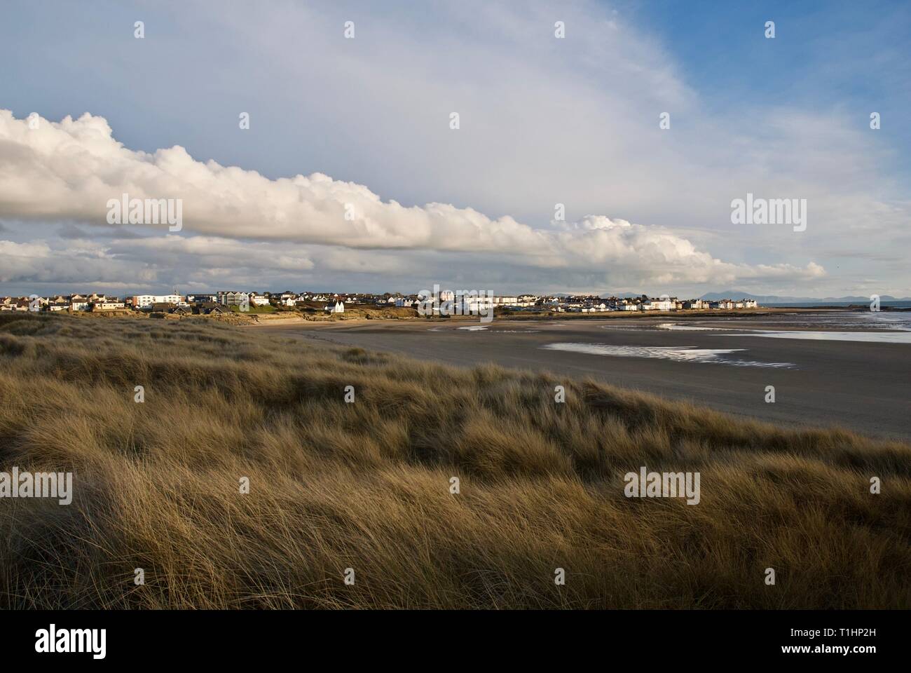 Einen entfernten Blick auf das Dorf Rhosneigr über von den Dünen von trewan Gemeinsame, Rhosneigr, Anglesey, North Wales, UK Stockfoto