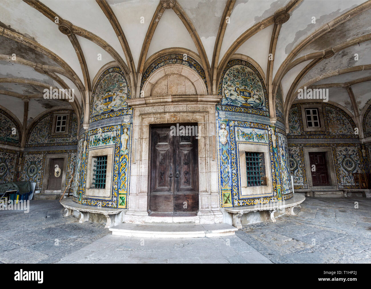Bild von der Veranda wie Abschnitt und Portal der Kapelle Saint Amaro in Lissabon, Portugal Stockfoto