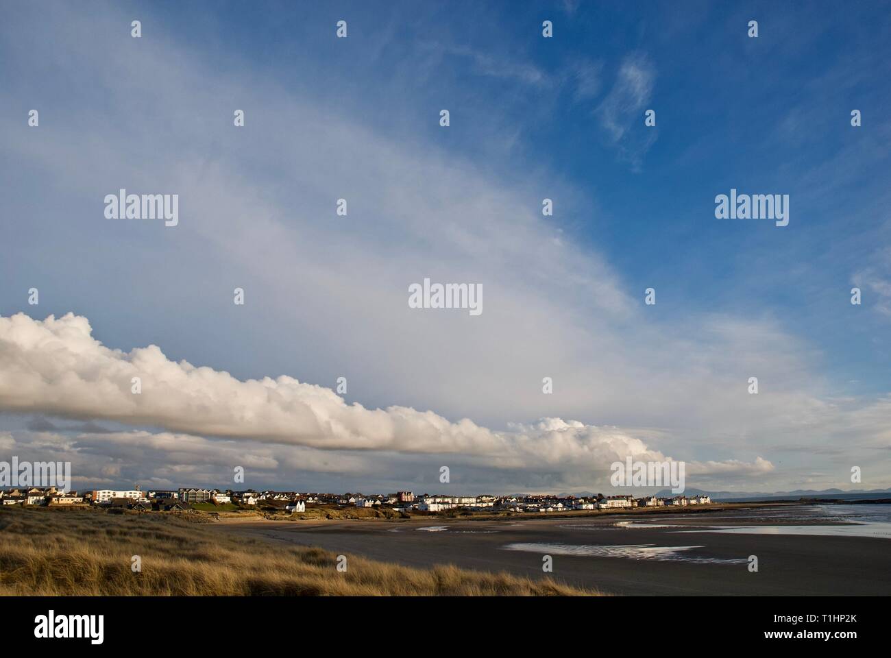 Einen entfernten Blick auf das Dorf Rhosneigr über von den Dünen von trewan Gemeinsame, Rhosneigr, Anglesey, North Wales, UK Stockfoto