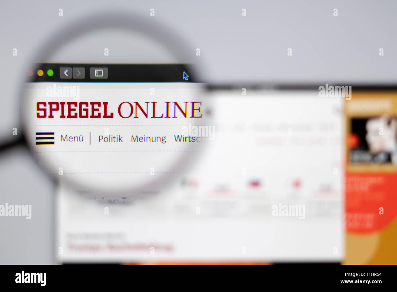 Deutschland News Medien Spiegel Online Homepage. Spiegel Online Logo sichtbar durch ein Vergrößerungsglas. Stockfoto