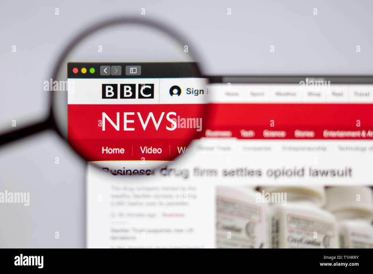 BBC News Website Homepage. BBC-Logo sichtbar durch ein Vergrößerungsglas. Stockfoto