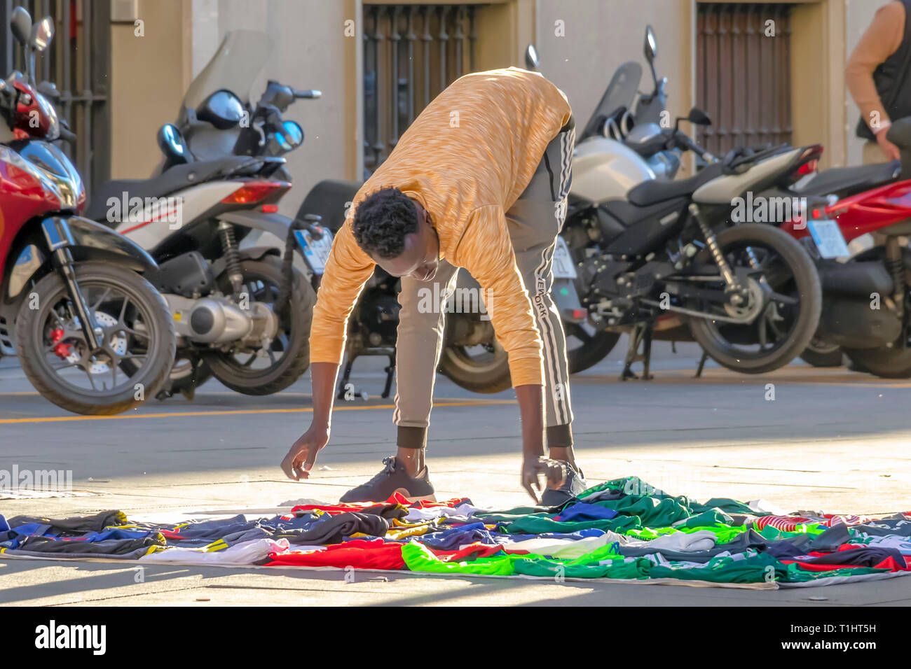 Sevilla, Spanien - 9. März, 2019: Afrikanische Einwanderer verkaufen ihre Waren auf der Constitution Avenue in Sevilla, Spanien. Dies ist eine gängige Praxis in Spanien Stockfoto