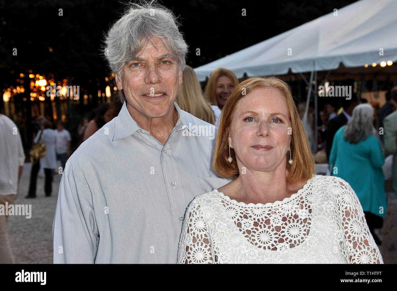 Wassermühle, NY, USA. 25 Jul, 2015. Ken Sunshine, Nancy Hollander am Samstag, Jul 25, 2015 22. jährlichen Wassermühle Sommer Nutzen an der Wassermühle in Wassermühle, NY, USA. Quelle: Steve Mack/S.D. Mack Bilder/Alamy Stockfoto