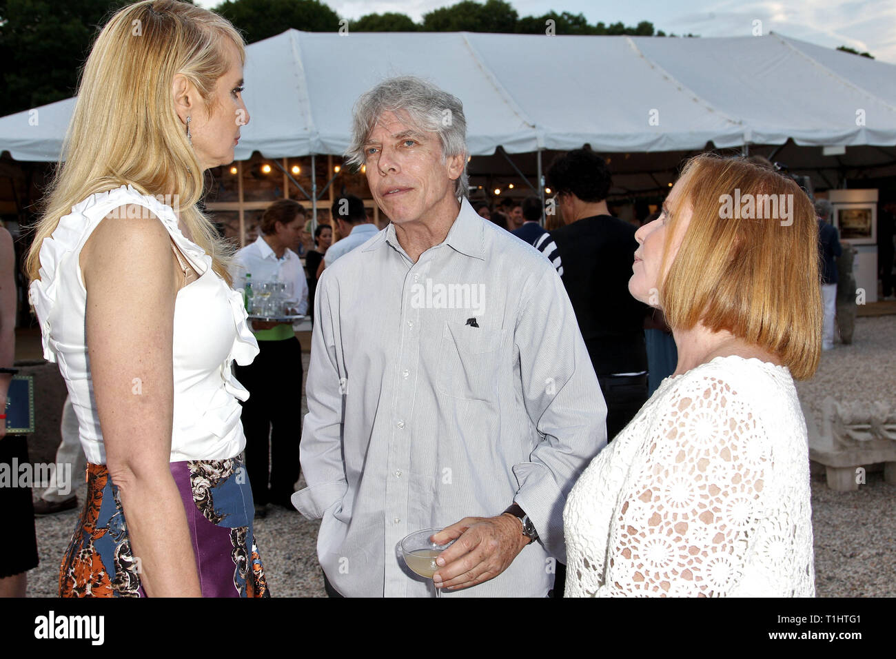 Wassermühle, NY, USA. 25 Jul, 2015. Sara Herbert-Galloway, Ken Sonnenschein und, Nancy Hollander am Samstag, Jul 25, 2015 22. jährlichen Wassermühle Sommer Nutzen an der Wassermühle in Wassermühle, NY, USA. Quelle: Steve Mack/S.D. Mack Bilder/Alamy Stockfoto