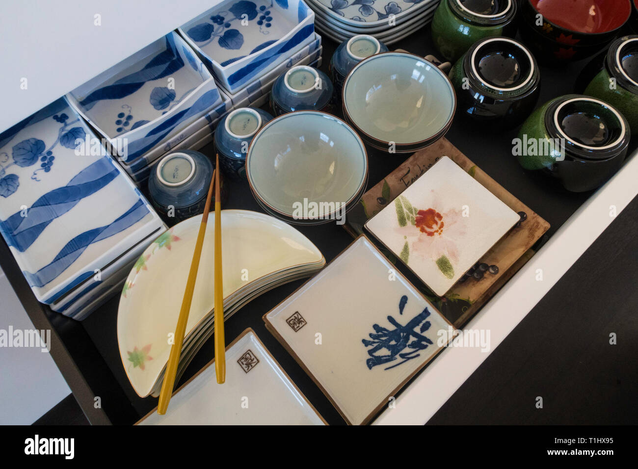 Gestapelt und organisierte japanische Platten in verschiedenen Formen und Größen, USA Stockfoto